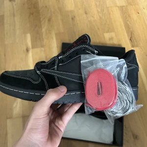 Jordan 1 low Travis scott black phantom  - 🐝Jordan 1 Black Phantom🖤Nypris-6000kr❌Mitt Pris-3700kr✅Skick-8,5/10🔥