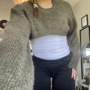 Topp - Så fina stickade toppar! Säljer en grön och en beige, priset är för en💗 frakt tilkommer