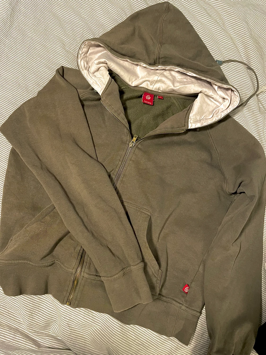 Mörkgrön zip-up hoodie croppad