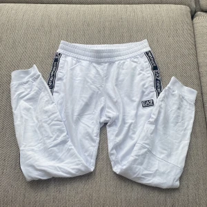 Emporio armani byxor - säljer mina EA7 byxor då de inte kommer till någon användning. De är i nyskick och använda ca 2 ggr.  Köparen står för frakt⭐️