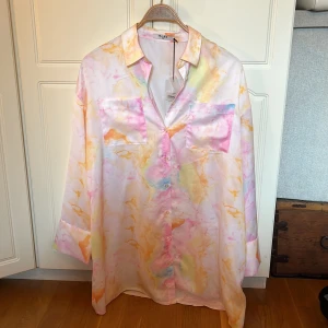 Skjorta i batik Na-kd - Oanvänd skjorta från Na-kd i färgglad batik. Storlek 36, prislapp kvar