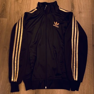 Adidas kofta zip up - Storlek S/M, ordinarie pris 450 säljer för 170