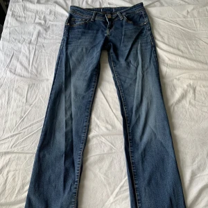 jeans - Fina straight jeans som ej används längre! 💞Fint skick, storlek 28 och måtten är: midjemått: 36-40cm (stretchiga) innerbenslängd: 84cm