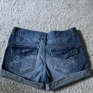 Säljer ett par lågmidjade jeansshorts med detaljer på bakfickorna!💖köpare står för frakt 