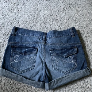 Jeansshorts  - Säljer ett par lågmidjade jeansshorts med detaljer på bakfickorna!💖köpare står för frakt 