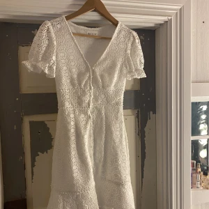 Jättefin vit klänning - Klänningen är använd en gång och det var förra året på min konfirmation. Det finns inga spår på att den är använd, nästintill nyskick.  Den går precis över knälängd på mig som är 160. Köparen står för frakt😊 ord pris: 700kr