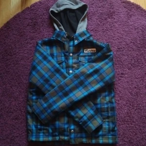 Grym skidjacka  - Jag har aldrig använt den och känner att någon annan kanske vill ha lite nytta av en sånhör grym skidjacka den är jättefin och är jättevarmt och perfekt att åka skidor i jättefin och i mycket bra skick ❤️❤️