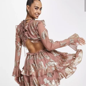 Volang klänning - Köpt på ASOS för 710kr. Prislapp kvar💝