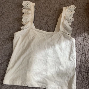 topp  - jättefin och somrig topp från H&M med volanger, superfint skick och sparsamt använt, säljes pågrund av kommer ej till användning ❤️ 