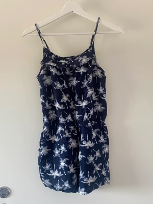 Jumpsuit strl 158 - En använd jumpsuit för barn eller tidig tonår. 