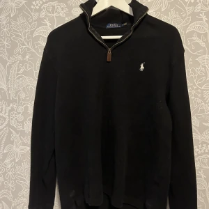 Ralph Lauren half zip - Säljer denna otroligt snygga Ralph lauren half zip i storlek M men skulle säga att den sitter som S.