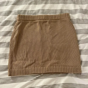 Stickad kjol - Stickad mörkbeige kjol från & other stories i storlek M. Perfekt till hösten! Slutar några centimeter ovanför knät. Använd ett fåtal gånger. 🍂 