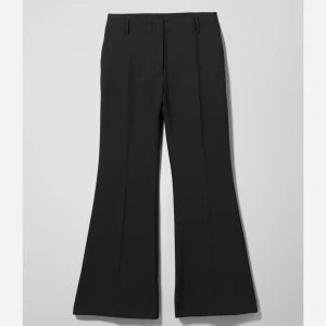 Weekday kostymbyxor!! - Skit snygga bootcut kostymbyxor, aldrig använda då dem är lite stora på mig! 🙏🏻modellen heter Dahna Wide Trouser
