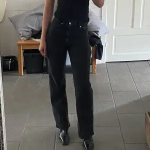 Svarta jeans från Carin Wester, st 36. Sparsamt använda :) Jag är 170 cm