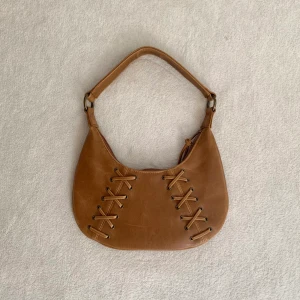 Brun väska - Vintage liten axelväska i läder med unika snördetaljer! 🤍