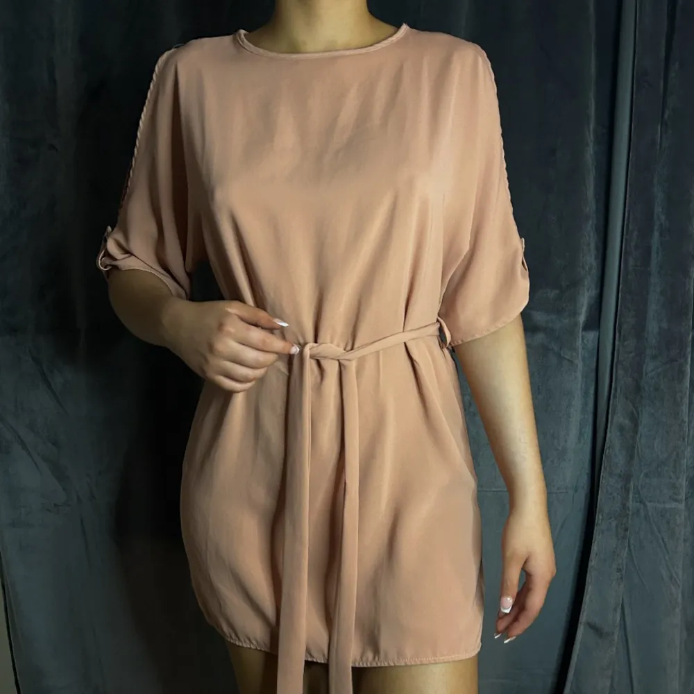 Smutsrosa klänning, knappt använd 🌸Använd gärna köp funktionen . Klänningar.