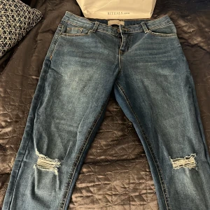 Lågmidjade Stretchiga jeans  - Ett par jätte stretchiga jeans so är helt ny och oanvänd men har ingen prislapp på. Det finns inga skador på produkten och den är i ett väldigt bra skick. 