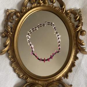 Halsband med rosa stenar