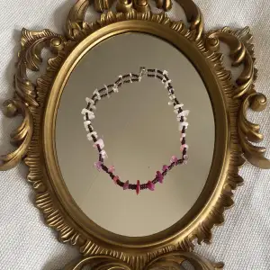 Halsband med rosa stenar