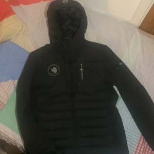 Sail racing jacka - Jag köpte jackan för 2 veckor sedan fast den passade inte riktigt mig, kunde ej lämna tillbaks för att jag drog av prislappen. Köpt för 2500kr 