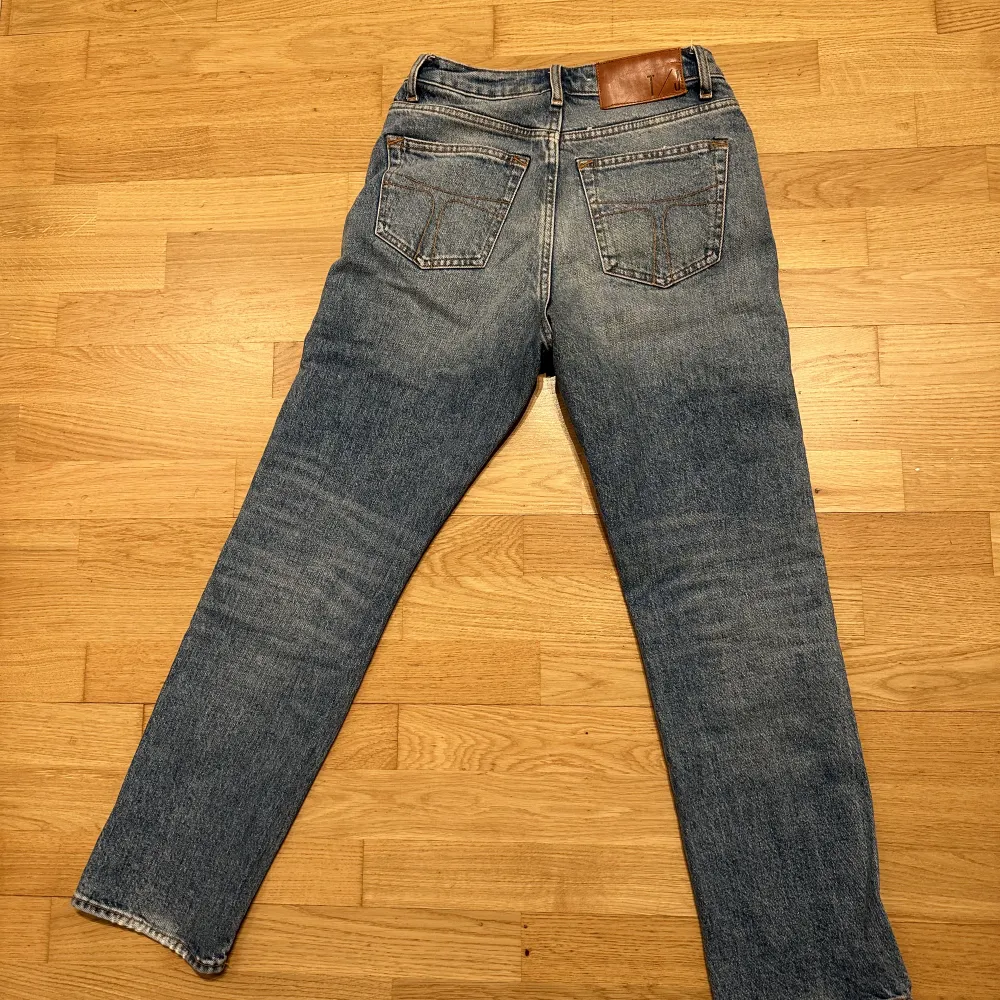 Säljer dessa tiger of sweden jeans i storlek 26 i midjan och 28 i benen. Men skulle säga att den sitter mer som en 24 i midjan. Midwaist. Använda endast 2 ggr pga för små i midjan. Supersnygga på verkligen!! Ordinarie pris 1199 kr . Jeans & Byxor.