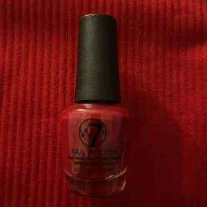 Röd nagellack  - En röd nagellack som är lite använd men har jätte mycket produkt kvar it den. Är i väldigt bra skick. 