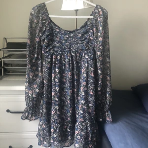 Klänning - Jättesöt klänning, använd vid kanske 2-3 tillfällen, älskar att ha med en stickad tröja 🥰Skriv om du undrar nåt! 💓