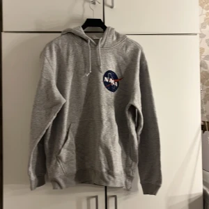 Nasa Hoodie  - En nasa Hoodie som är använd få gånger och är i ett perfekt skick. 