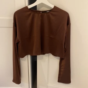 Siden topp - Brun siden topp med knappar i ryggen, storlek xs