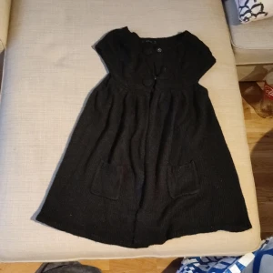 Skickad kofta  - Skickad kofta utan armar, fint skick stl M katt finns i hemmet 