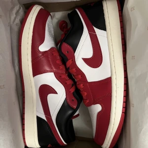 Air Jordan 1 low - Säljer mina Jordan som är oanvänd  Air Jordan 1 low röd/vit/svart stl.41 Säljer för 1600 och priset är med frakt. Kan skicka mer bilder om ni intresserade av och kan diskutera om priset för snabb affär! Det finns även bekräftelse om ni vill se!