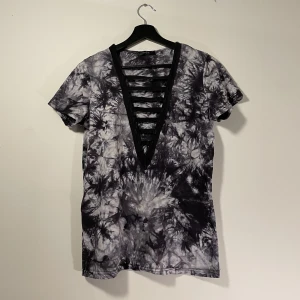 Urringad T-shirt - T-shirt med marmor mönster och urringning.