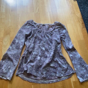 Blus - Jätte fin blus❤️ Den kommer inte till användning längre därav säljbolag h🥰