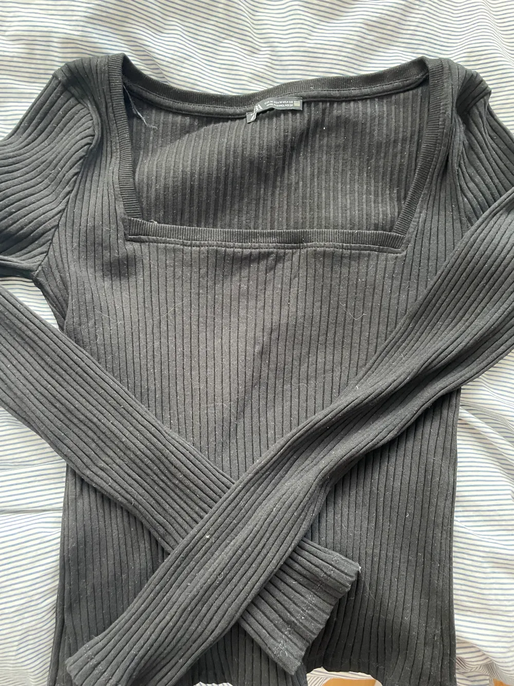 Svart långärmad tröja från Zara, inga difekter! Storlek M, lite förstor på mig som har storlek S. Priset kan diskuteras🫶🏻. Toppar.