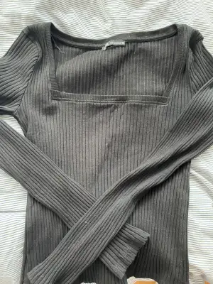 Svart långärmad tröja från Zara, inga difekter! Storlek M, lite förstor på mig som har storlek S. Priset kan diskuteras🫶🏻