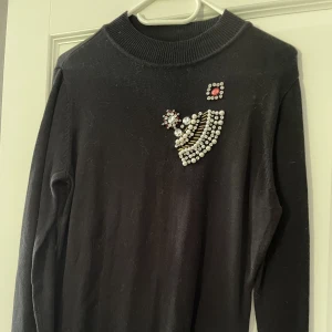 Svart tröja med blingbling - Använd 2 gånger. Från bodyflirt. Super härligt matrial och inte för tajt i armarna❤️