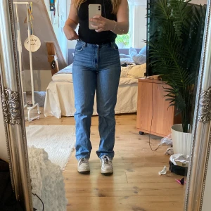 Högmidjade Bershka jeans - Jätte sköna jeans som inte passar mig längre. Insydda vid midjan så det ska forma kroppen mer, syns dock bara på nära håll. Köpte för 299kr. Skriv för mer bilder💕