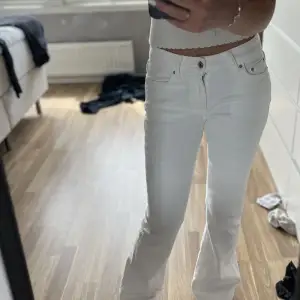 Säljer mina helt oanvända vita jeans från Gina Tricot.💗Stl 32, köpta för 599kr säljes för 450kr🫶🏼🫶🏼