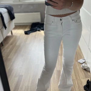 Vita jeans - Säljer mina helt oanvända vita jeans från Gina Tricot.💗Stl 32, köpta för 599kr säljes för 450kr🫶🏼🫶🏼