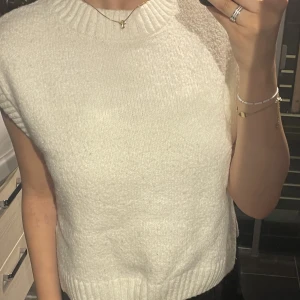 Stickad väst - Finstickad väst som passar till nästan alla till tillfällen!💗