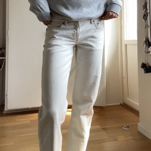 Weekday Arrow off white - Strl 28/34  Modell : Arrow Aldrig använda, lapp kvar  Kan ev vid snabb och smidig affär säljas utanför budgivningen. 