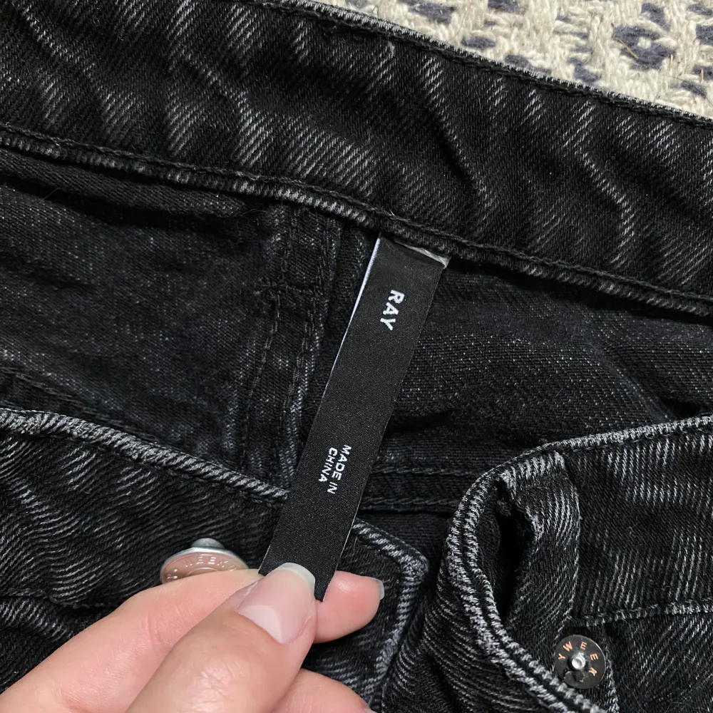 Svarta jeans från weekday, modell Ray. Använda ett fåtal gånger men i bra skick, skicka dm om fler frågor finns!🩷. Jeans & Byxor.