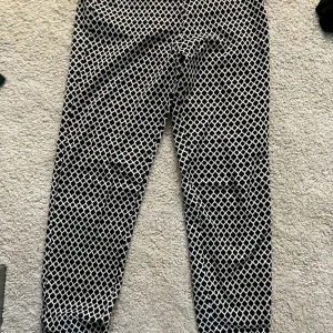 Kostymbyxa - Super snygga kostymbyxor ifrån H&M i storlek 34 men passar 36 och 38 då jag har storlek 38. Svart vitt mönster sitter super bra i rumpan och har en slits vid båda benen längst ner. Lite kortare så slutar en bit nedanför knäna🥰