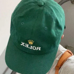 Rolex Keps - Säljer mina rolex kepsar som jag har fått gratis av Krons stockholm när jag köpte min klocka. Alla är i nyskick och i princip helt oanvända 