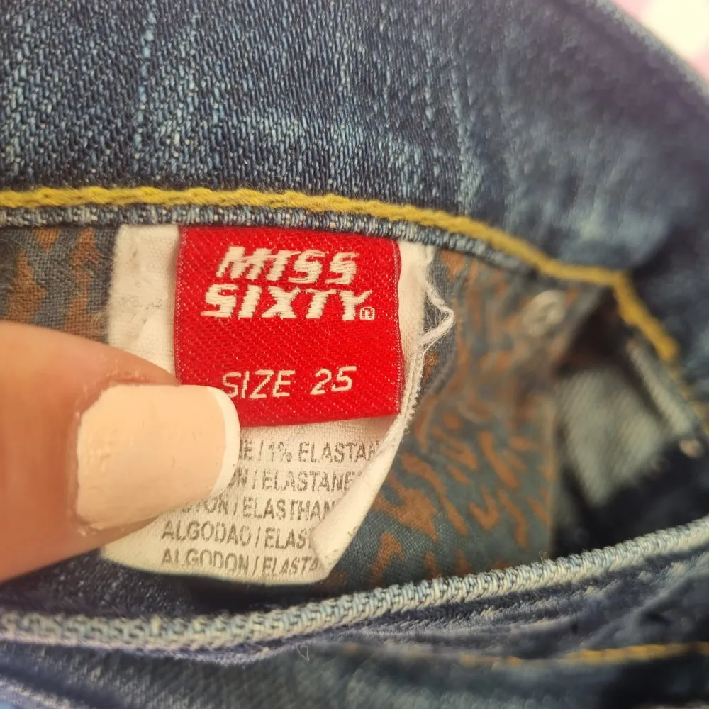 Säljer mina fina lågmidjade jeans då de inte passar tyvärr. De är väldigt sparsamt använnda där av i fint skick! De är ifrån miss sixty i st 25💕. Jeans & Byxor.