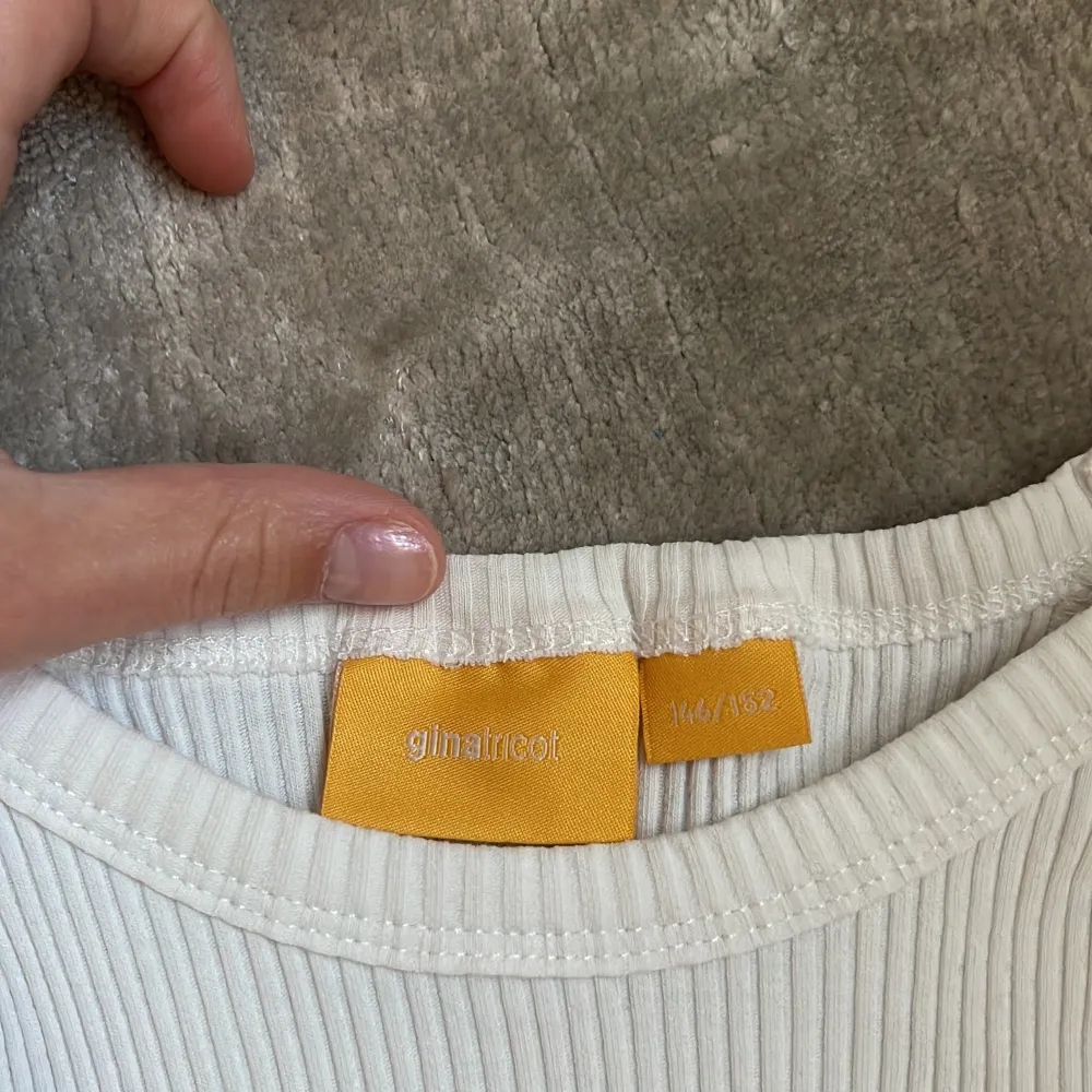 Ett superfint vitt linne från Gina tricot🤍 Använt ca 2/3 gånger men inte mer då andra linnen kommit mer till användning.  Levererars  nytvätta🩵. Toppar.