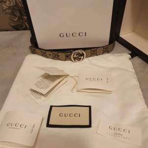 Säljer mitt Gucci Supreme skärp. Komplett med box och dustbag med tags. 70 cm långt och 2 cm brett. 