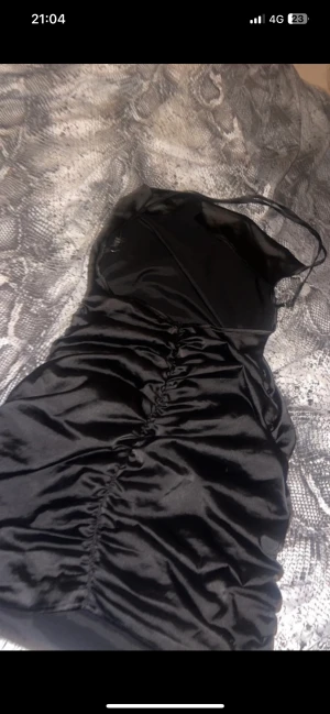 Klänning  - Så fin och romantisk klänning aldrig använd 