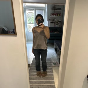 Blå Jeans - Mörkblå jeans från Zara, säljer åt min syster då dom inte kommer till användning, snygg detalj nere vid anklarna. 