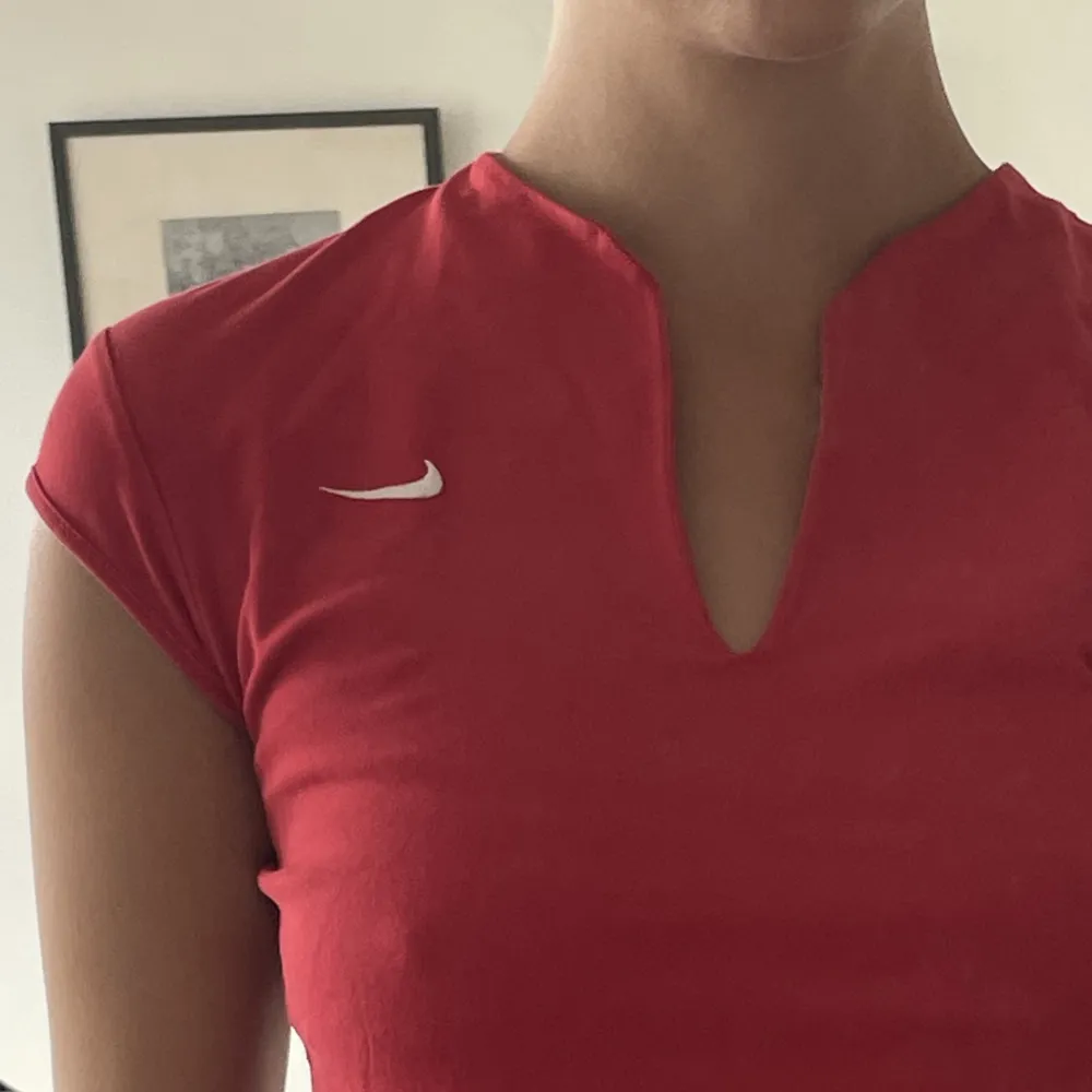 Unik retro Niketröja. Superfin hals och i mycket fint skick. Står M i storlek, men skulle säga att den är en S. . T-shirts.
